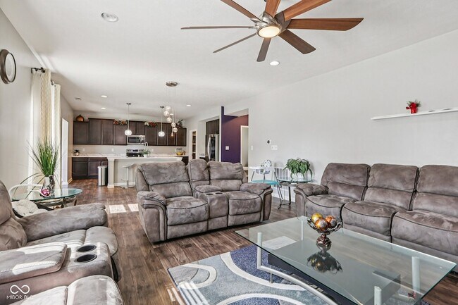 Building Photo - 6673 Laurelwood Dr