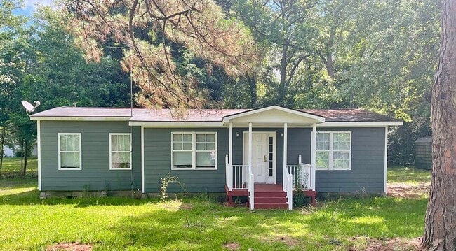 Primary Photo - Ideal for Families or Roommates: 4BR/3BA Lakefront Home with Dual Private Suites