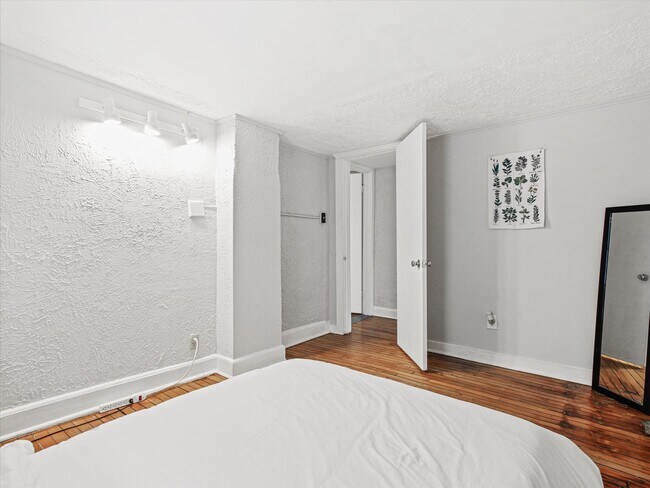 Building Photo - Updated 3 Bed / 1 Bath Duplex — Lower East...