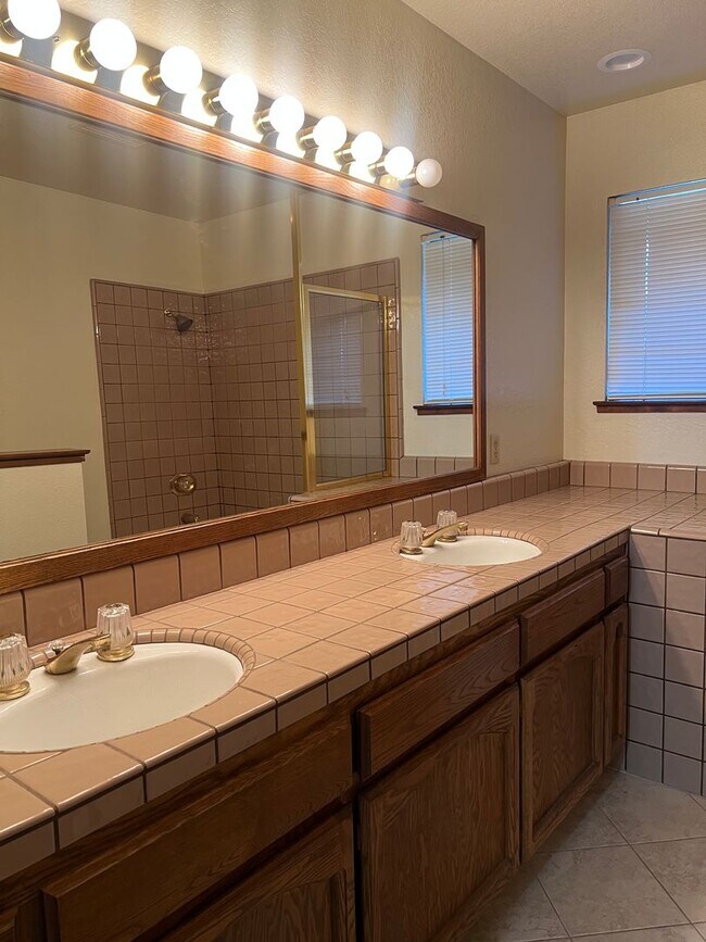 Building Photo - 3 BEDROOM/2 BATH EAST ROSEVILLE BEAUTY W/P...