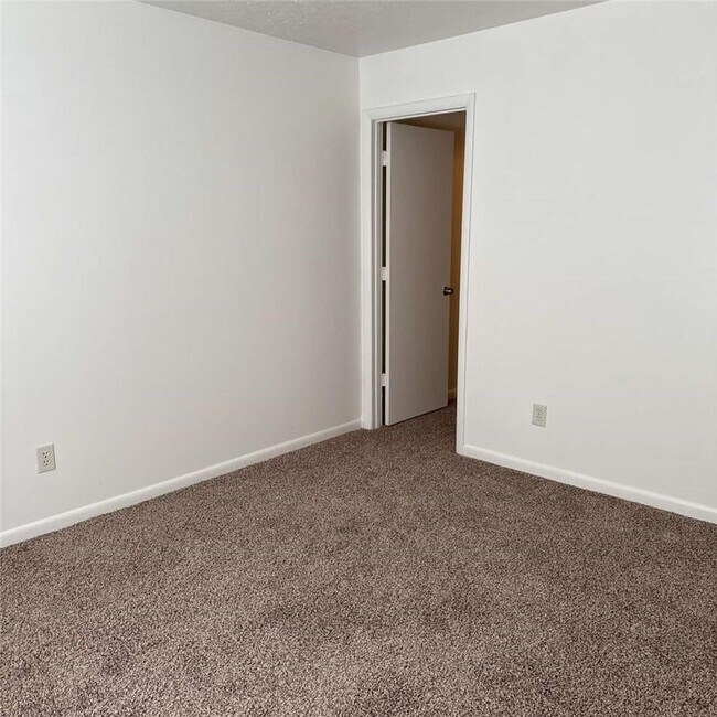 Building Photo - 1128 Southwood Dr
