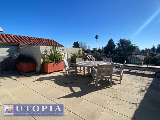 Building Photo - Beautiful 2 Bedroom, 1 Bathroom with a desirable balcony located in the heart of Seabright and cl...