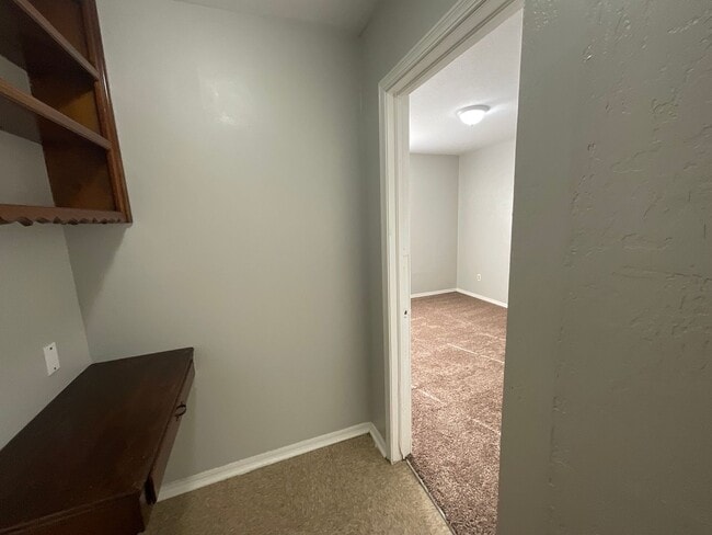 Building Photo - 3 bed. 1.5 bath 2 living areas