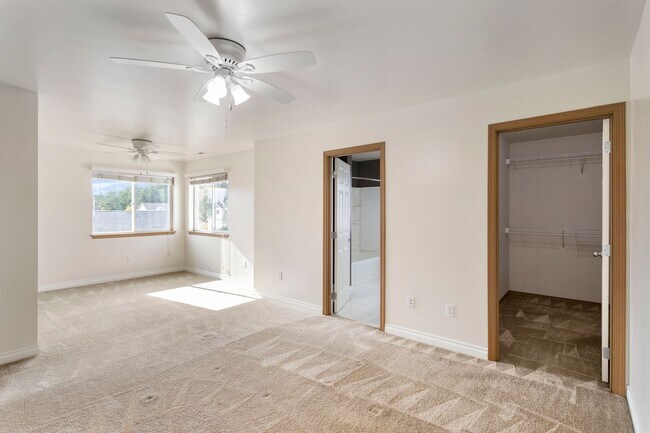 Building Photo - 4 Bed 2.5 Bath - Excellent Condition - Pet...