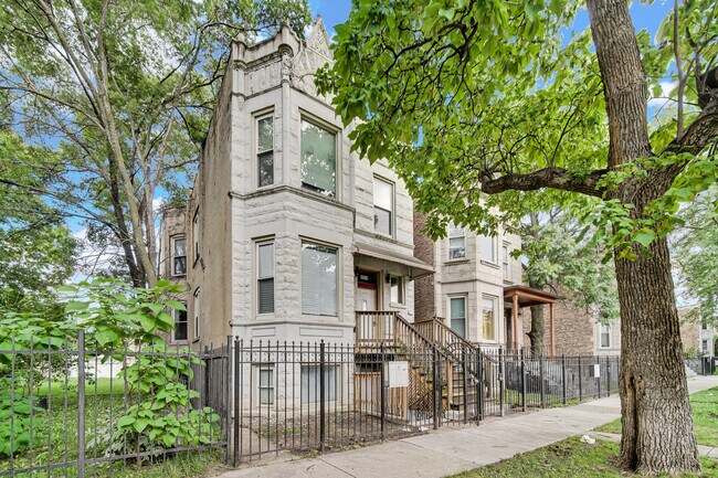 Building Photo - 1826 S Hamlin Ave