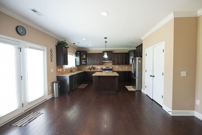 Building Photo - Spacious stunning 5-Bedroom 4 bathroom Home in a Desirable Neighborhood in Summerfield NC