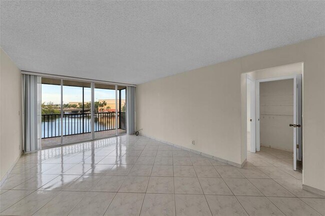 Building Photo - 7 Royal Palm Way