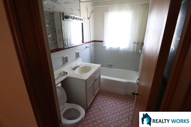 Building Photo - Lovely two bedroom two bath home