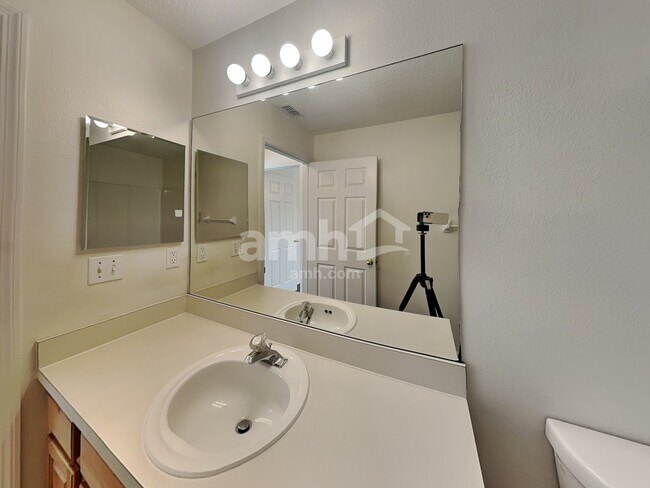 Building Photo - 1037 Sandhill St