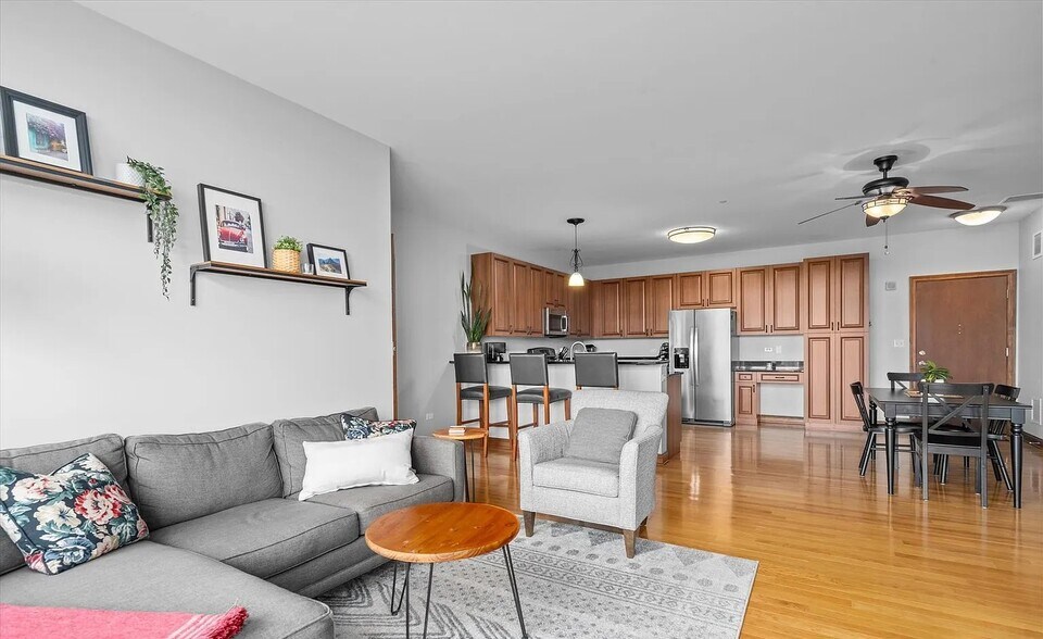 Building Photo - 160 S River St