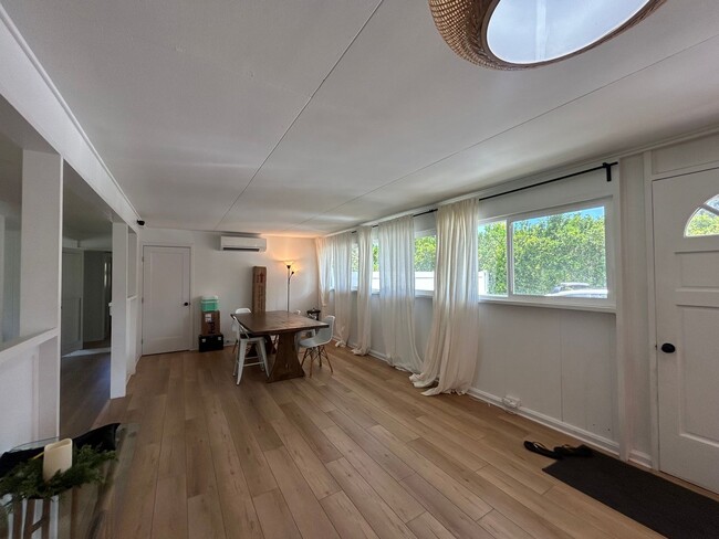 Building Photo - Beautifully Renovated Kailua Home | Walk t...