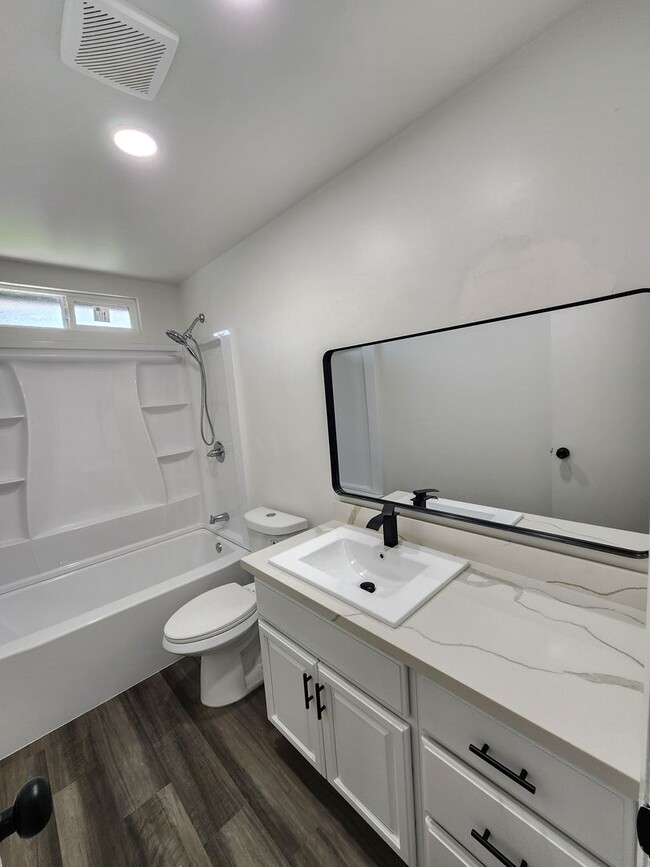 Building Photo - Newly Remodeled 3-Bedroom, 2-Bathroom Home...