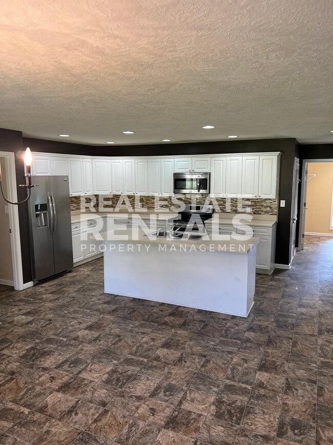 Building Photo - 1121 Castle Dr