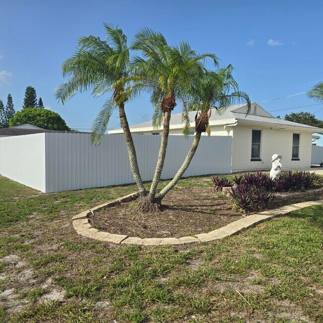 Building Photo - 1285 SE Port St Lucie Blvd