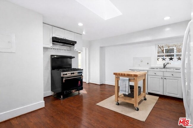 Building Photo - 915 Palms Blvd