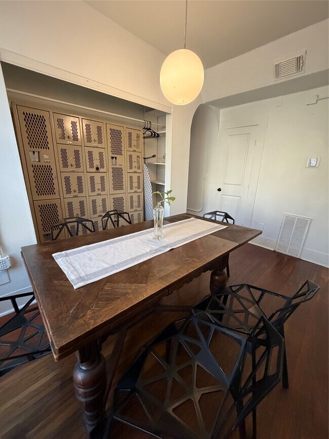 Building Photo - 402 Hyde Park Blvd