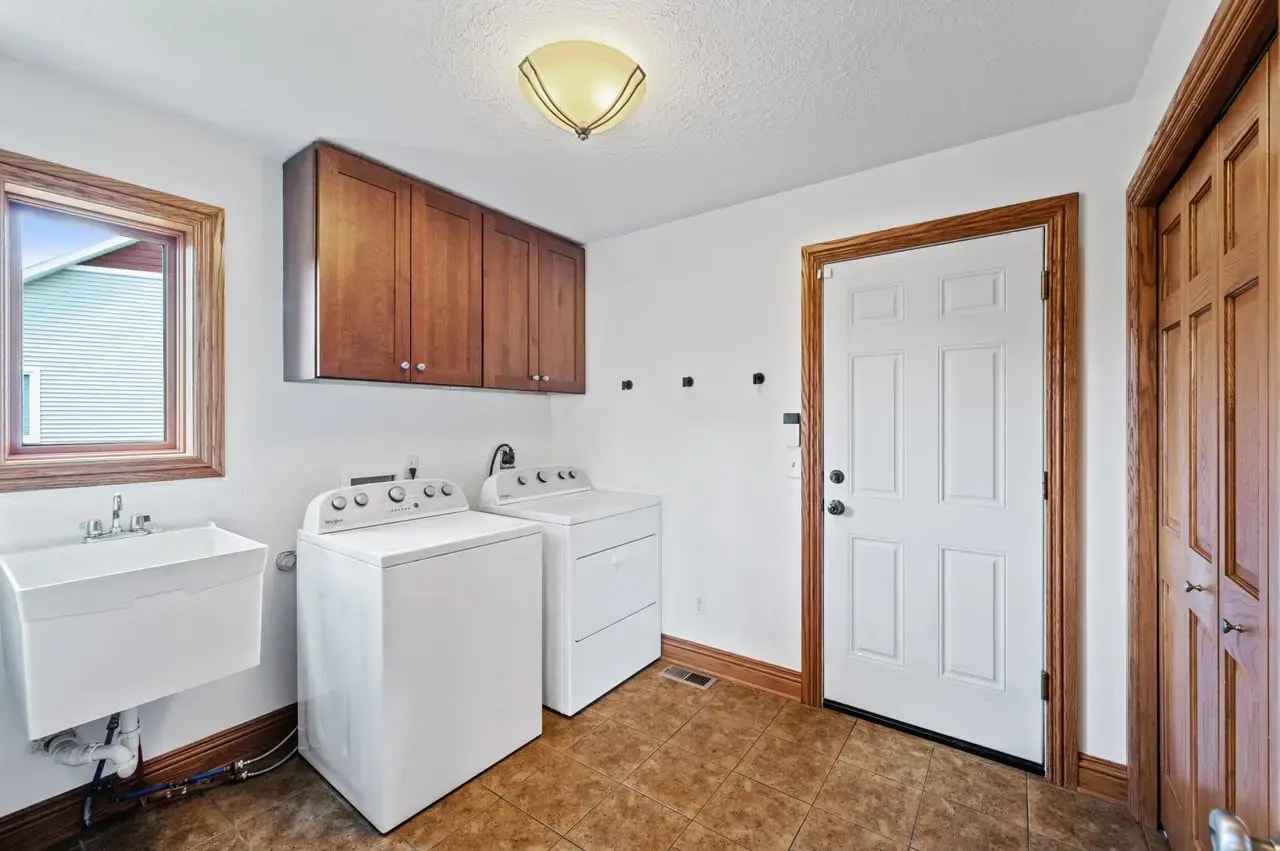 Building Photo - 5265 Fenson Ct N