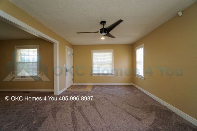 Building Photo - Stylish, Updated 2 Bedroom House! Move-in ...