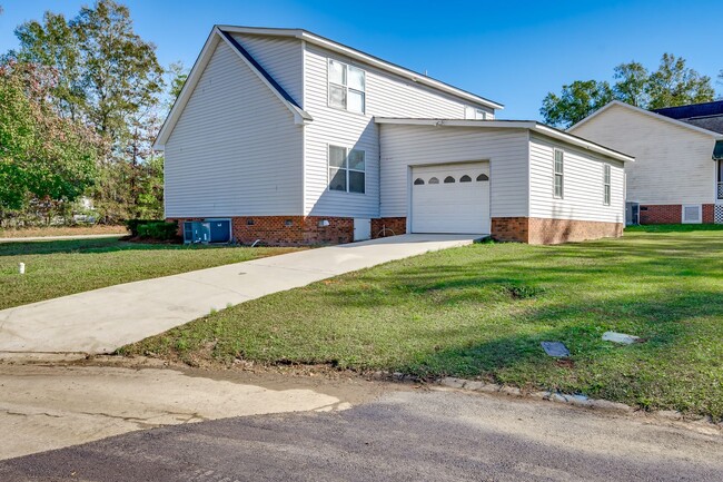 Building Photo - Beautifullly renovated home with easy acce...