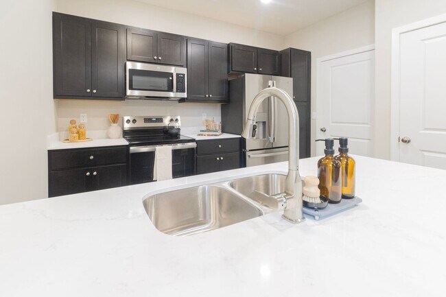 Building Photo - 2733 Emery Dr