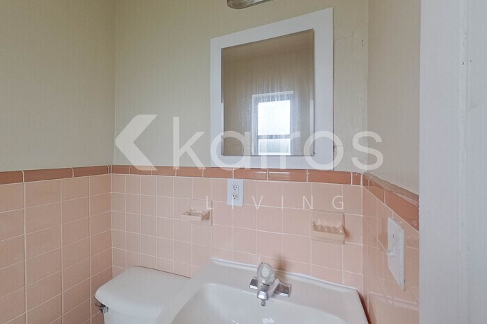 Building Photo - 2441 Healy Dr