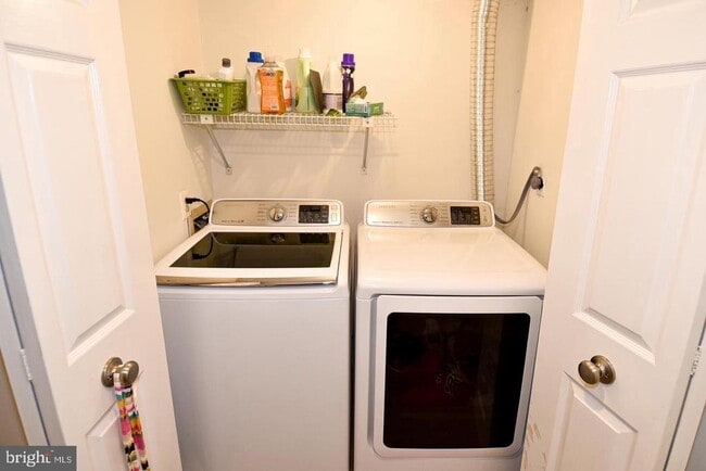 Building Photo - 5449 Grove Ridge Way