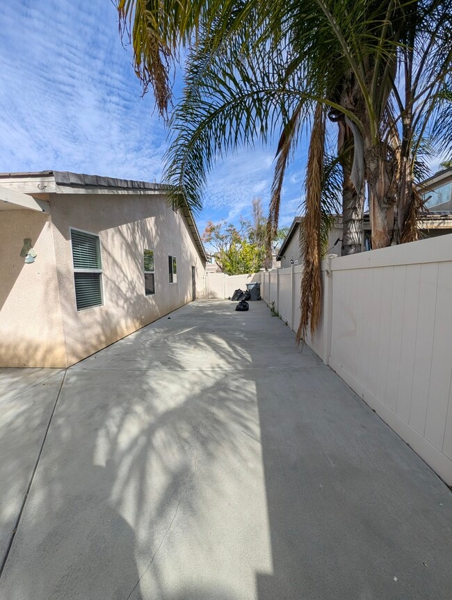 Building Photo - 1468 Burns Ln