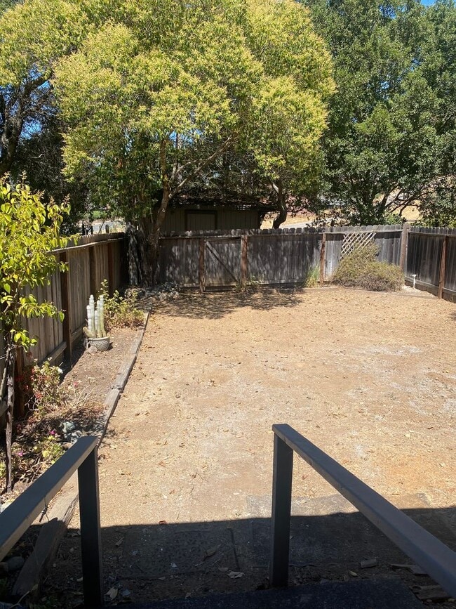 Building Photo - **Newly Remodeled and Updated 2 Bedroom/ 1...