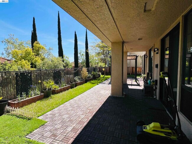 Building Photo - 3089 Lakemont Dr