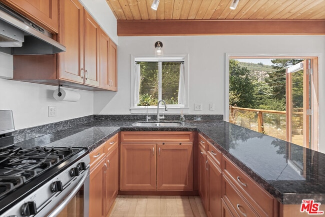 Building Photo - 1212 Fernwood Pacific Dr