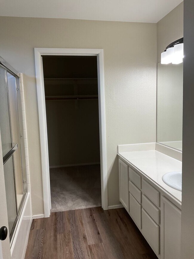 Building Photo - Great 1 home, 3brs, 2bth, 2cg