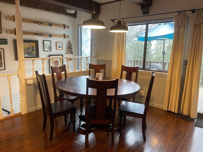 Building Photo - Large home level entry with garage.