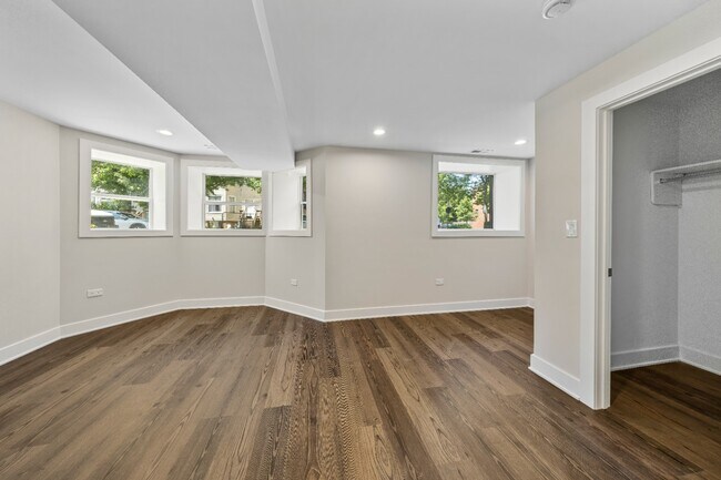 Building Photo - Garden unit: Renovated 3 bed in Logan Square - Now Leasing!