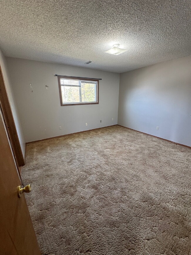 Building Photo - "Charming 2-Bed Duplex in Derby, KS – Your Cozy Retreat Awaits at 206 Osage!"