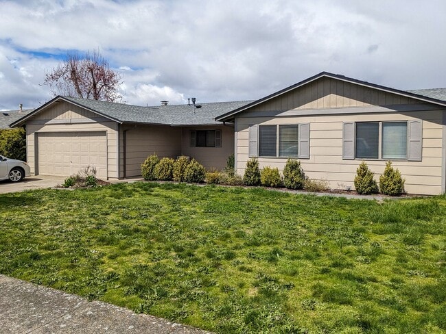 Primary Photo - 1613 River Rock Dr NE