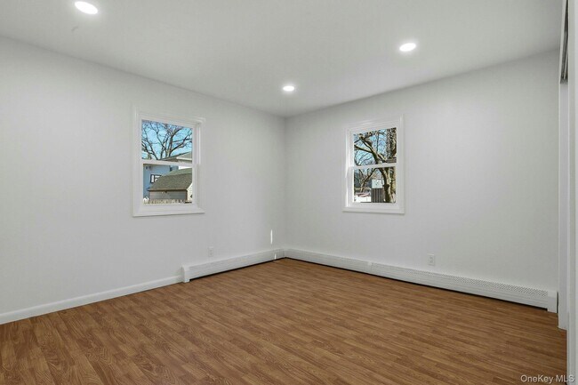 Building Photo - 35 Yennicock Ave