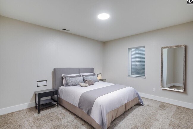 Building Photo - 915 Wheatland Dr
