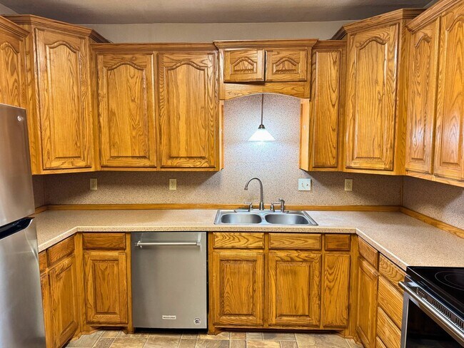 Building Photo - Adorable 3 Bed, 1 Bath Craftsman Home