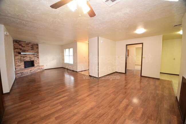 Building Photo - 746 W Commercial St