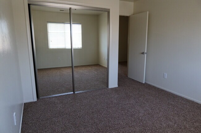 Building Photo - 305 Alysheba Dr