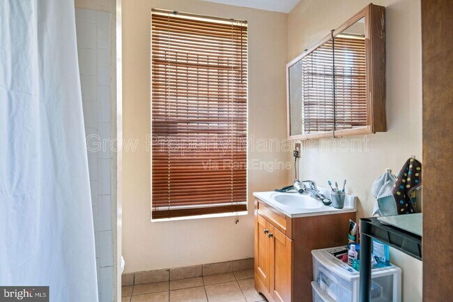 Building Photo - 1834 W Diamond St