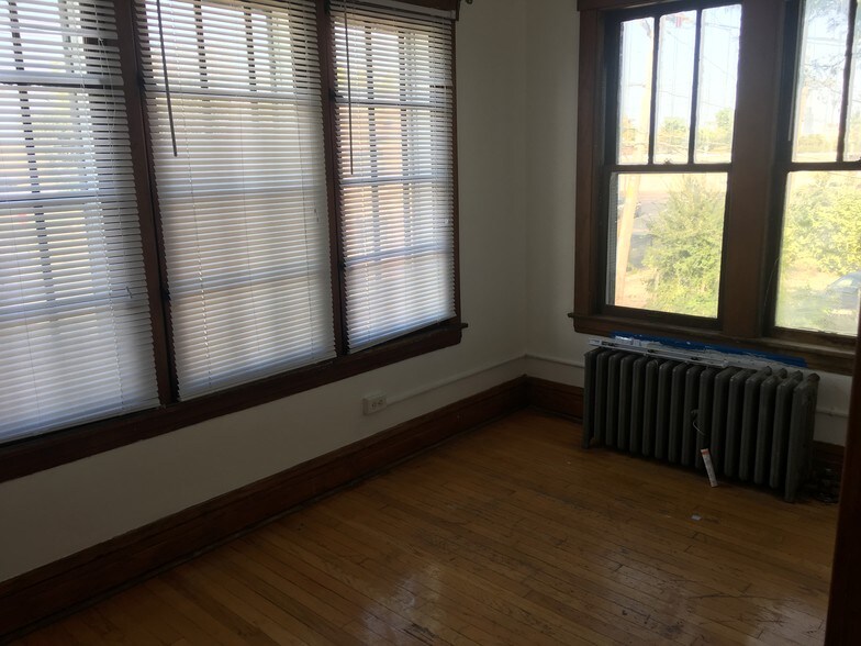 Sunroom, some tenants used as bedroom, no closet. - 4700 W 20th St