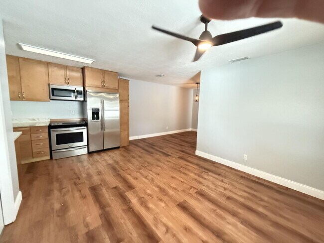 Building Photo - Charming 2-Bed Duplex in Tampa with Modern...