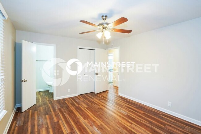 Building Photo - 3 Bedroom Pet-Friendly Home in HENDERSONVILLE, TN with Main Street Renewal