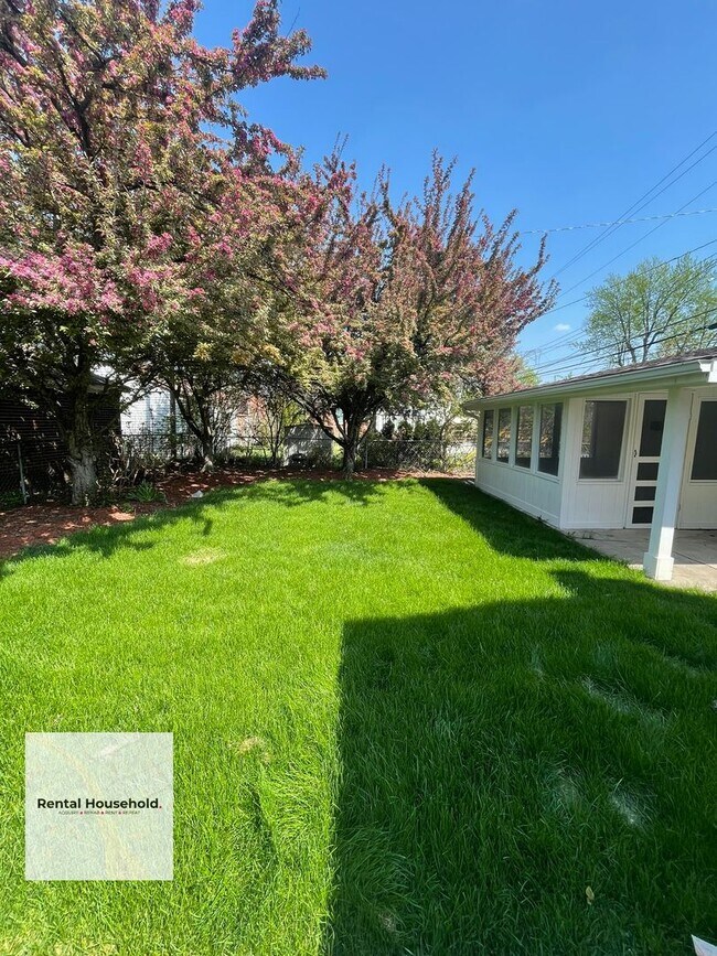 Building Photo - Stunning 3 Bedroom Oasis in Livonia-Move-In Ready!!