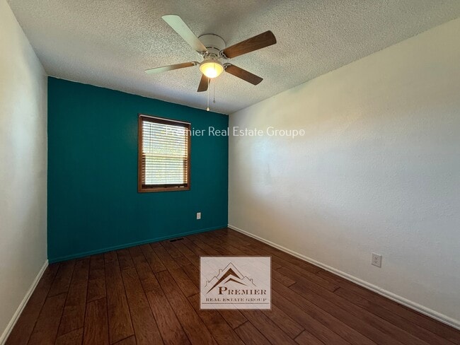 Building Photo - 854 Daffodil St