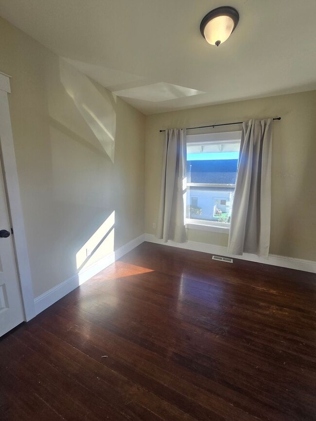 Building Photo - Spacious 5 Bedroom Home in Burlington - Available for Rent