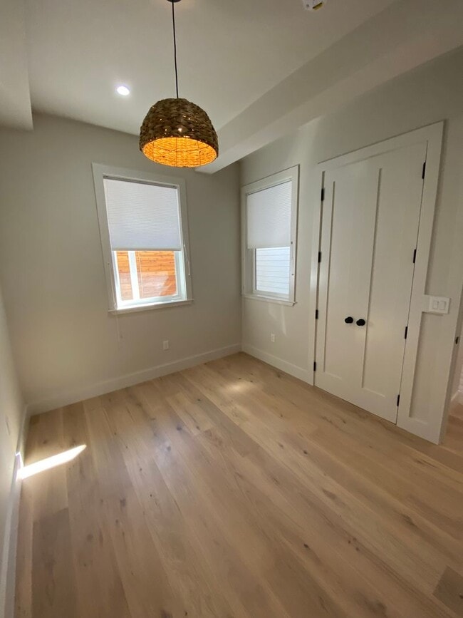 Building Photo - Large newly remodeled apartment with stain...