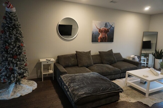 Building Photo - 509 Rosedale Ave E