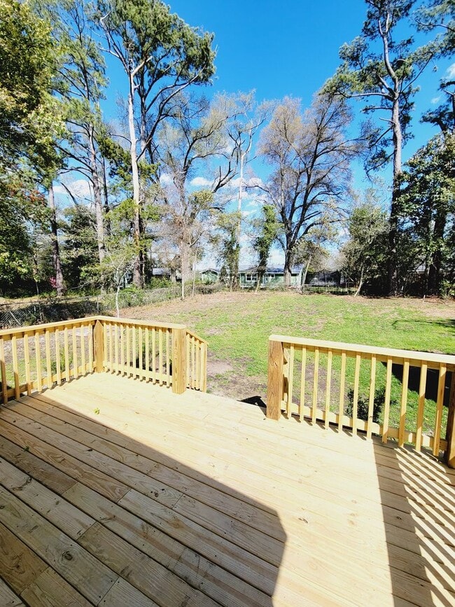 Building Photo - SUNSET PARK - Updated interior and fenced ...